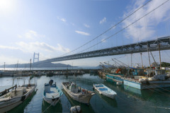 漁港と大橋
