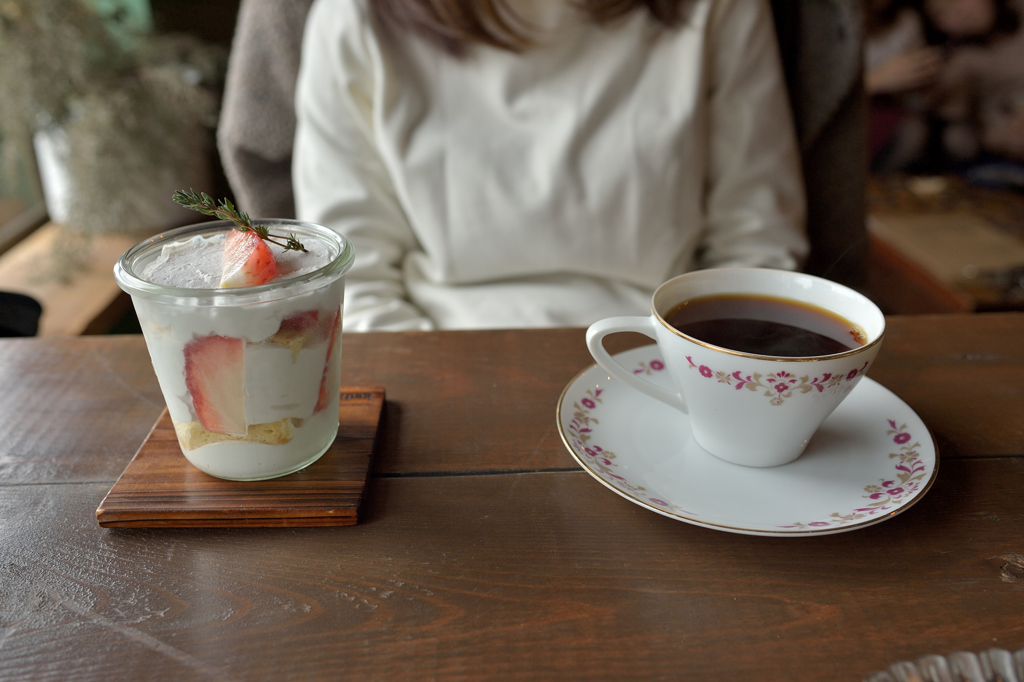 ケーキとコーヒーと白い服