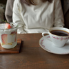 ケーキとコーヒーと白い服
