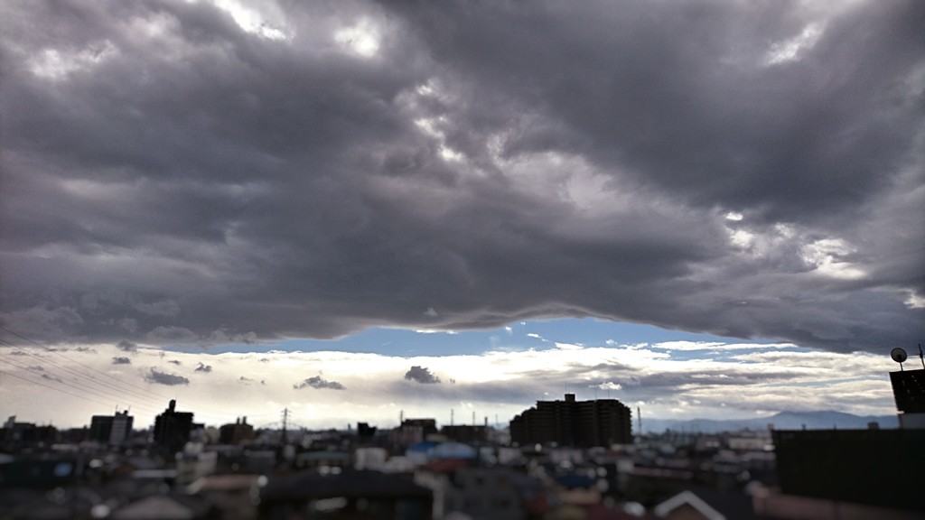 今空 風きつい。