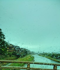 車窓より 雨の鴨川。