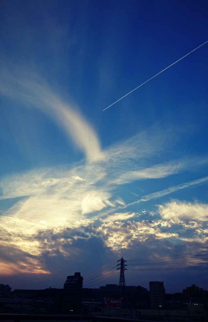 夕景 飛行機雲も。