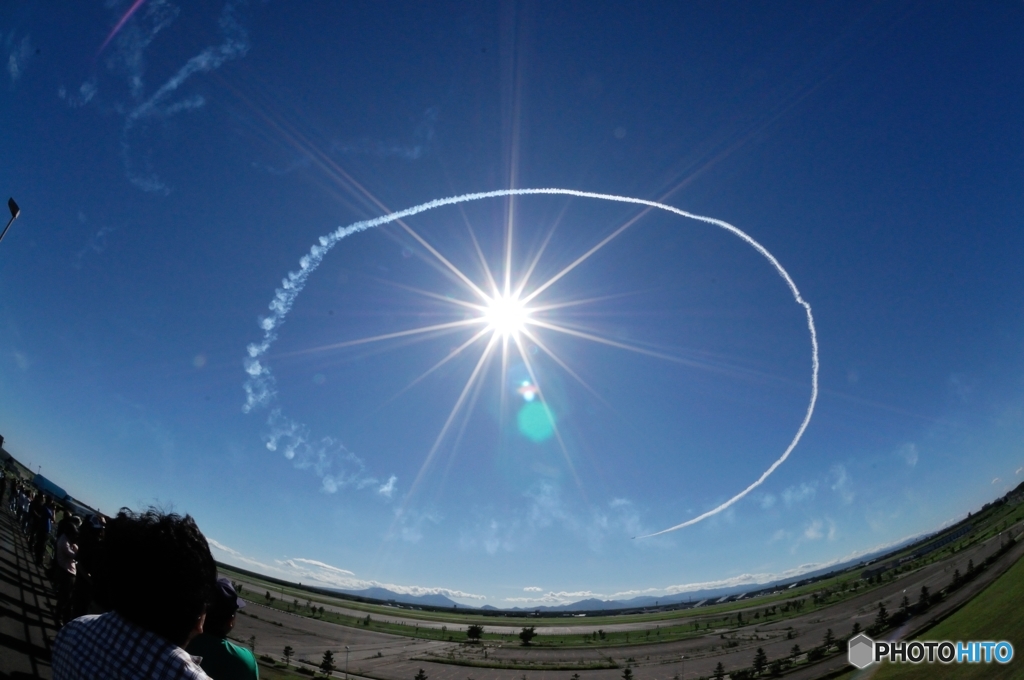 まるで太陽を囲うように