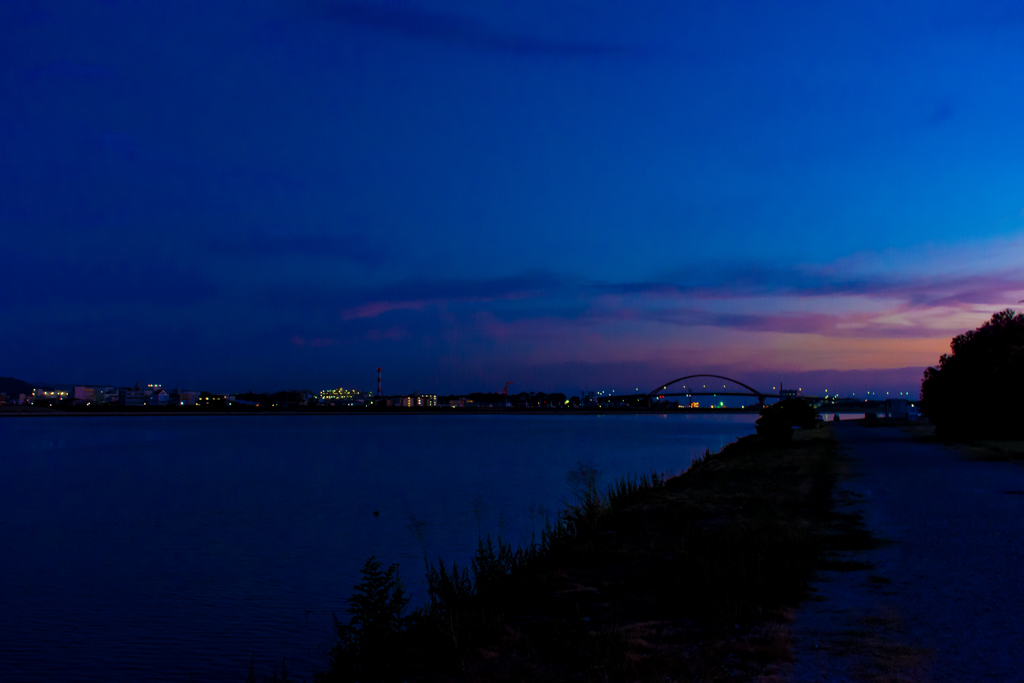 夕暮れ時の河原
