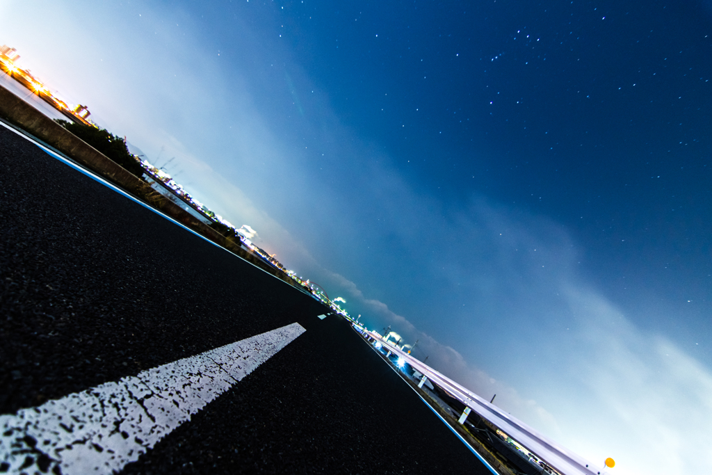 車道と星空