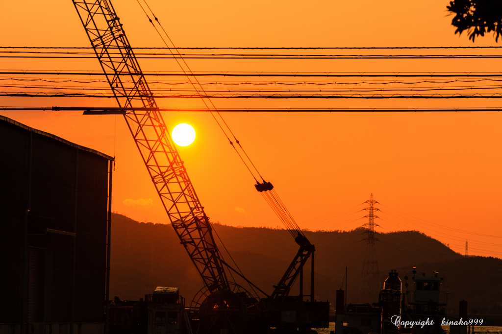 クレーンと夕日と