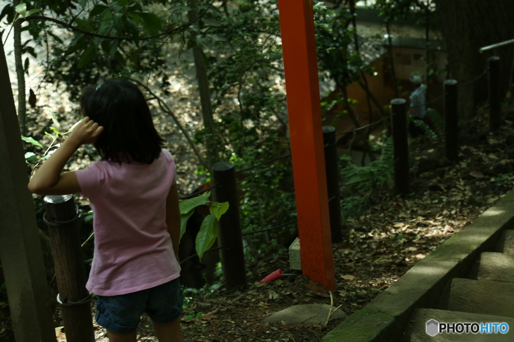 遠くを見つめる少女