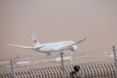 土埃舞う空港へ