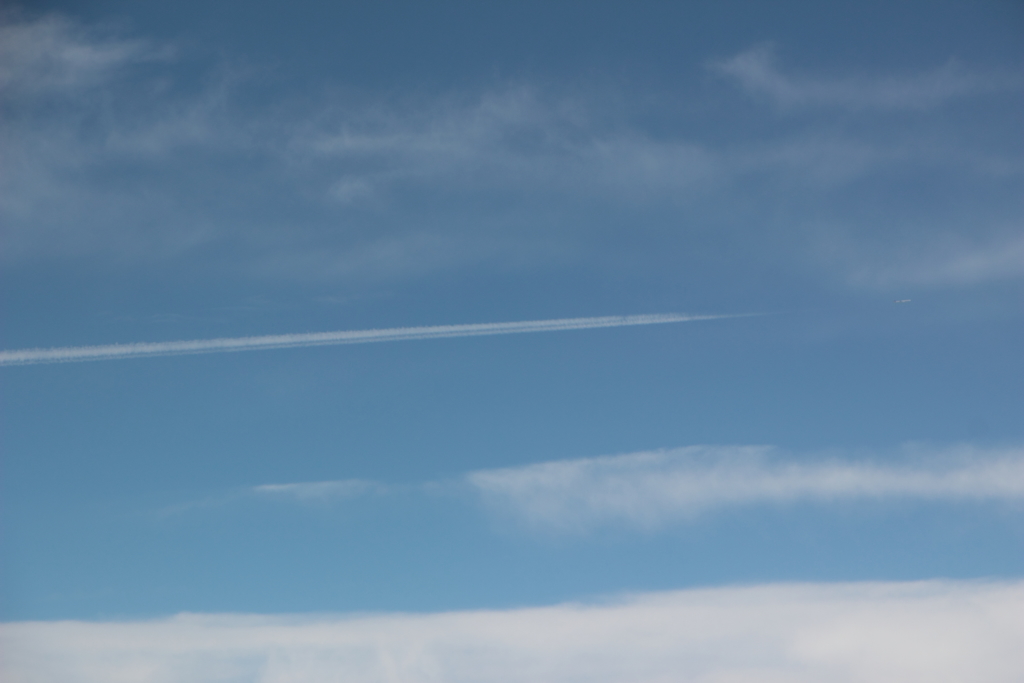 天上の飛行機雲