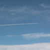 天上の飛行機雲