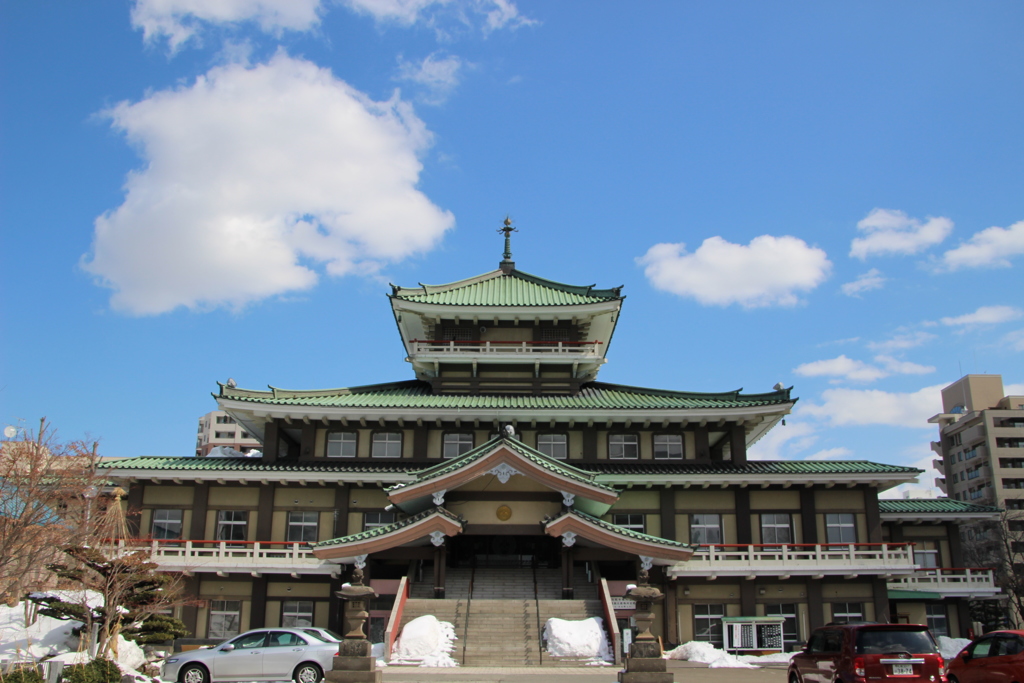 仏様も仰ぎ見る青空