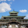 仏様も仰ぎ見る青空