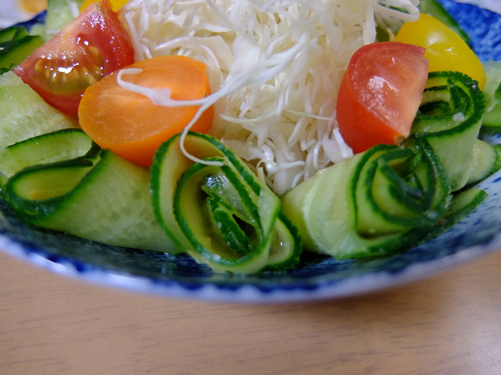 きゅうりくるくるサラダ