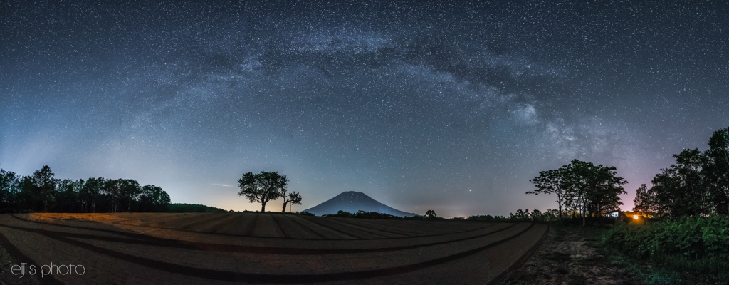 羊蹄山に架かる天の川