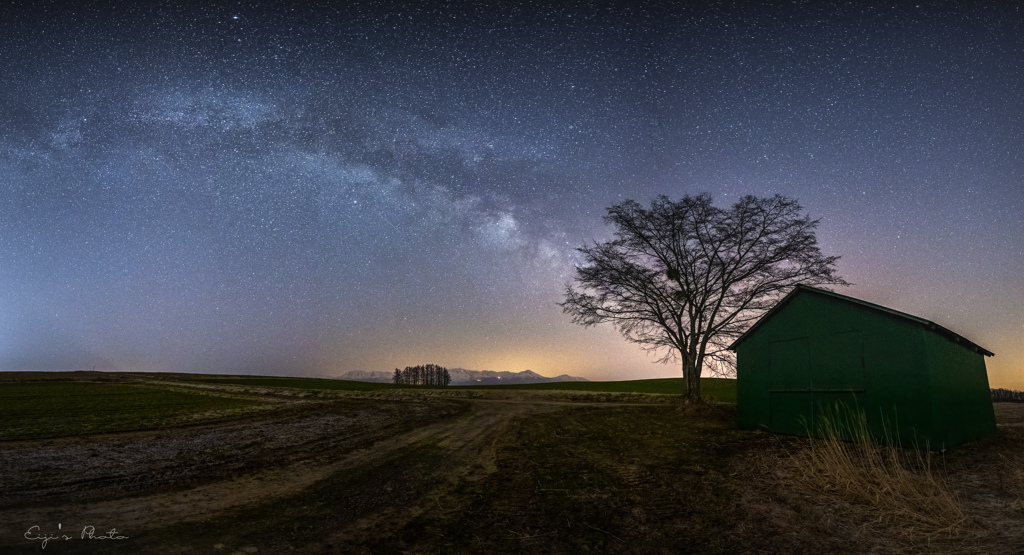 小屋のある夜景