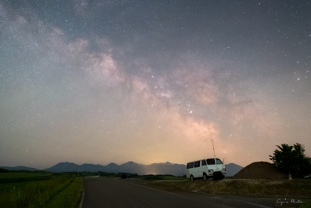 連峰に架かる天の川