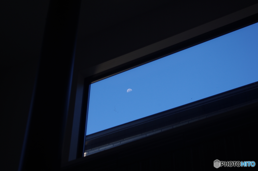 窓から月を