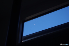 窓から月を