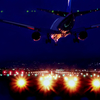 夜の空港に着陸する飛行機