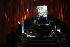 潜む