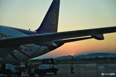 タイ王国北部、チェンマイ国際空港で見た夕陽