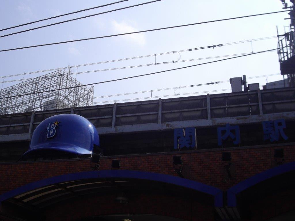 029 関内駅　野球の帽子