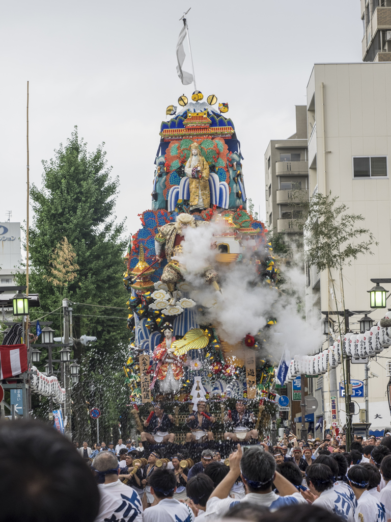 走る飾り山