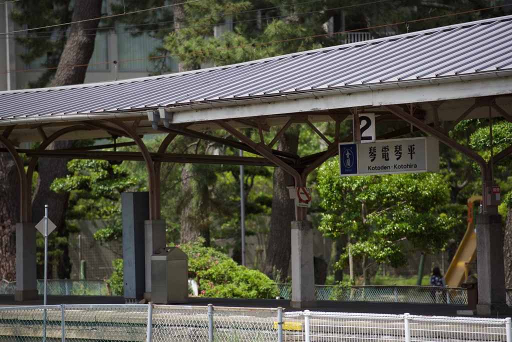 昼下がりの駅舎