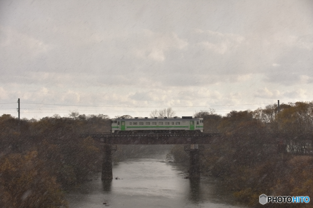 霰打つ中を行く