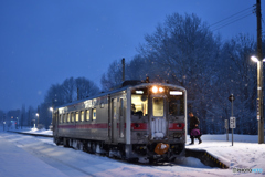 小雪舞う中