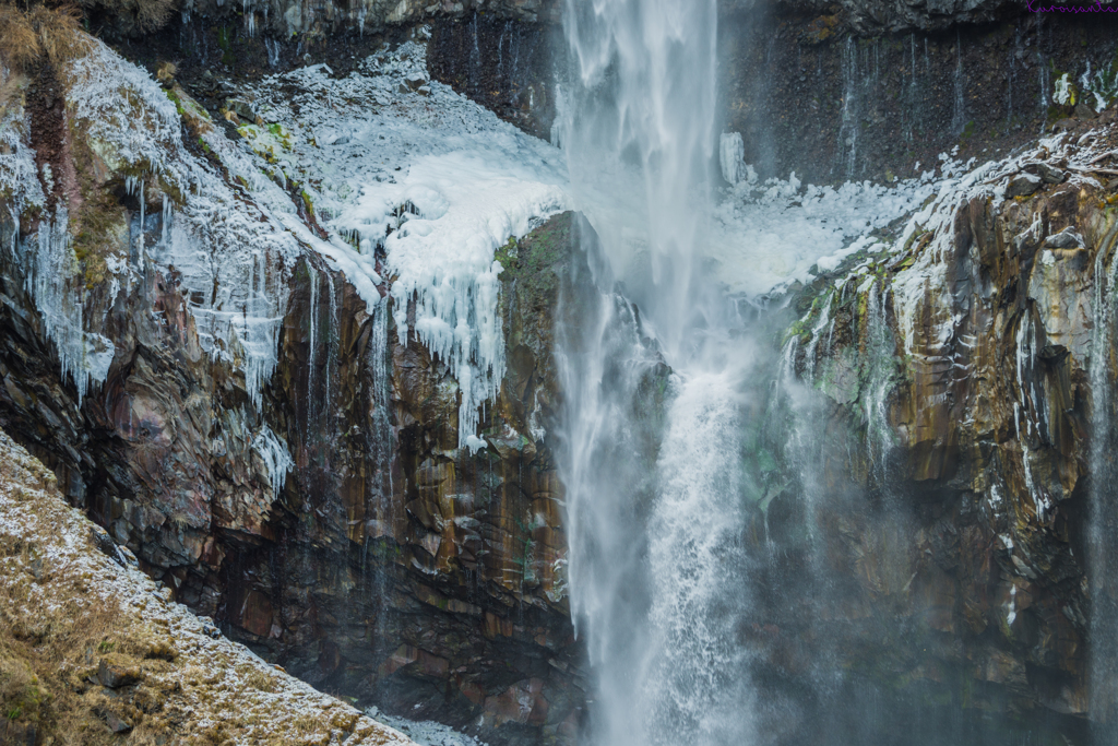 厳しく華やかな滝を浴びる