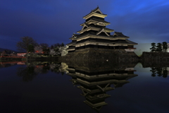 夜明け前の松本城