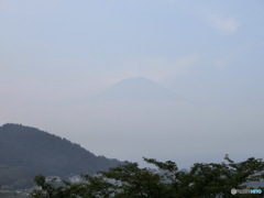 微かに見える頂