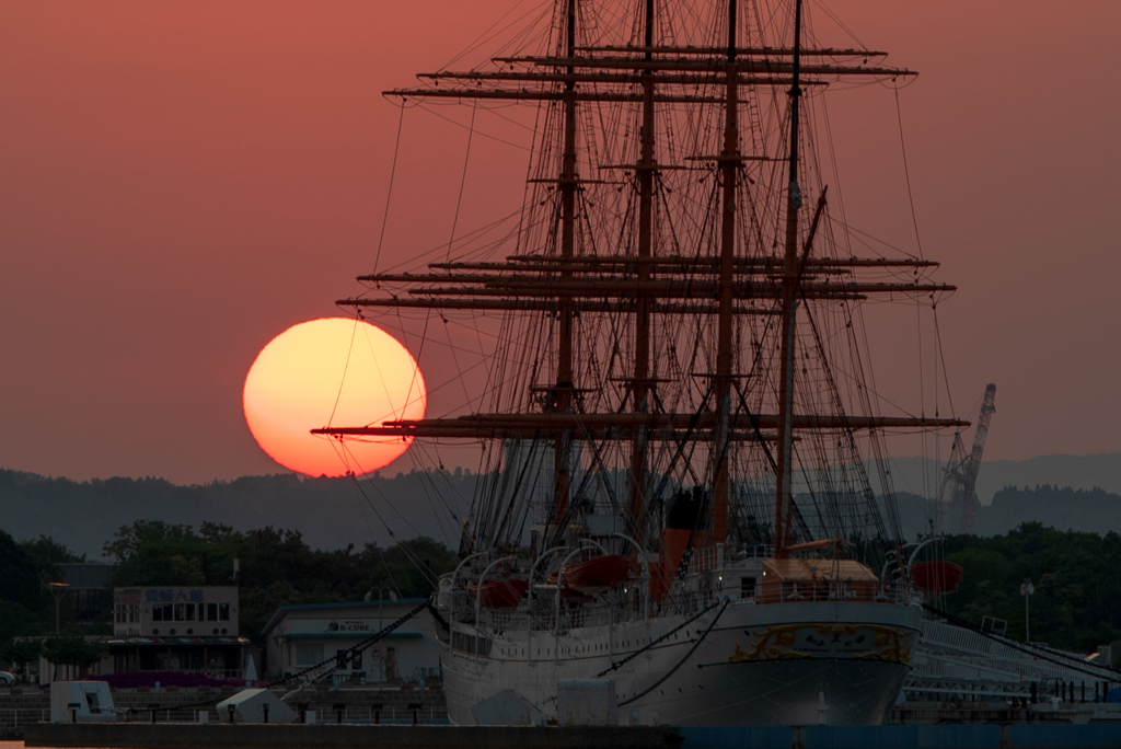 海王丸と夕陽