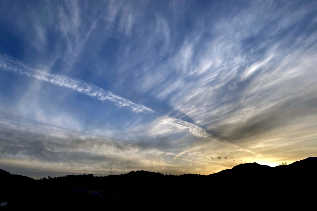 ひこうき雲　影を映して