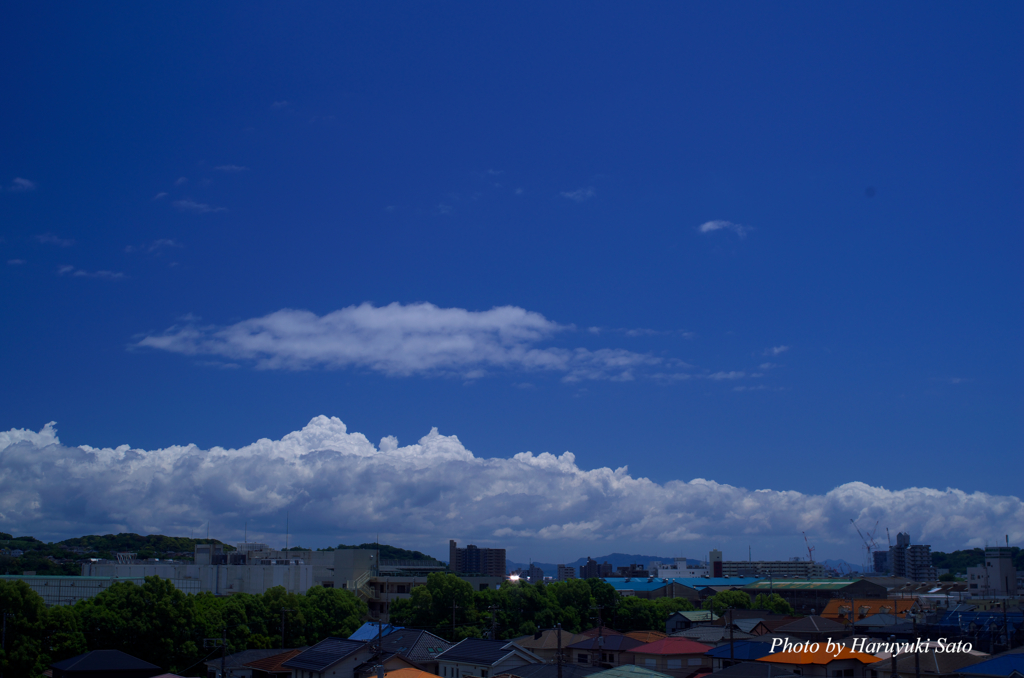 梅雨前の晴れた空