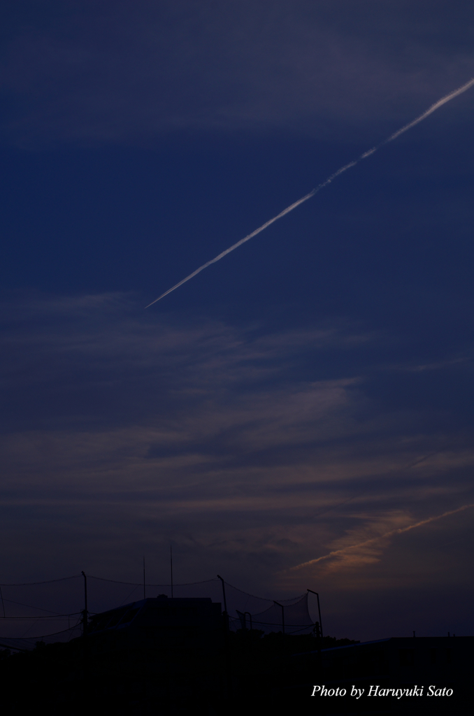 夕景と飛行機雲