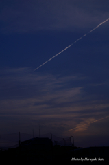 夕景と飛行機雲