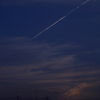夕景と飛行機雲
