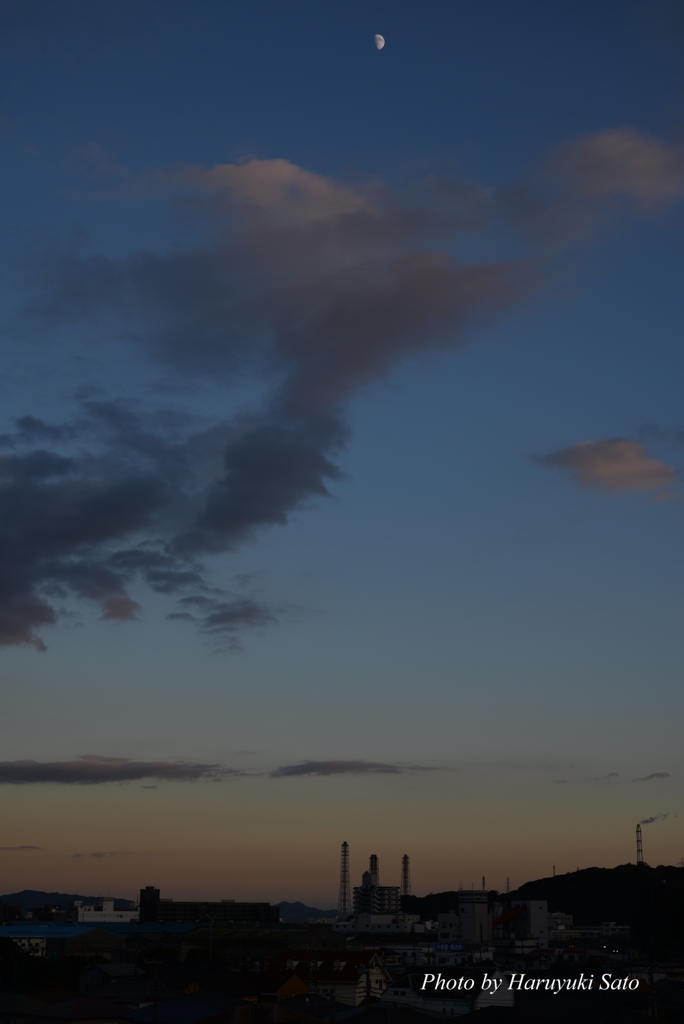 夕焼けと上弦の月