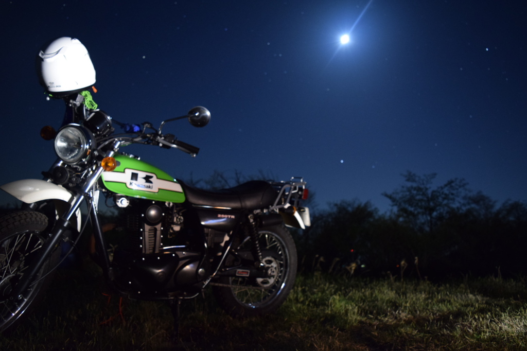 バイクと月