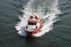 出動する神戸消防署のボート