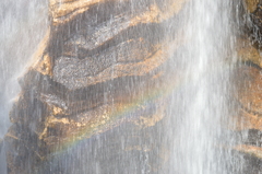 水滝に写る七色の精霊