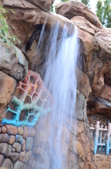 ディズニーの小さな滝