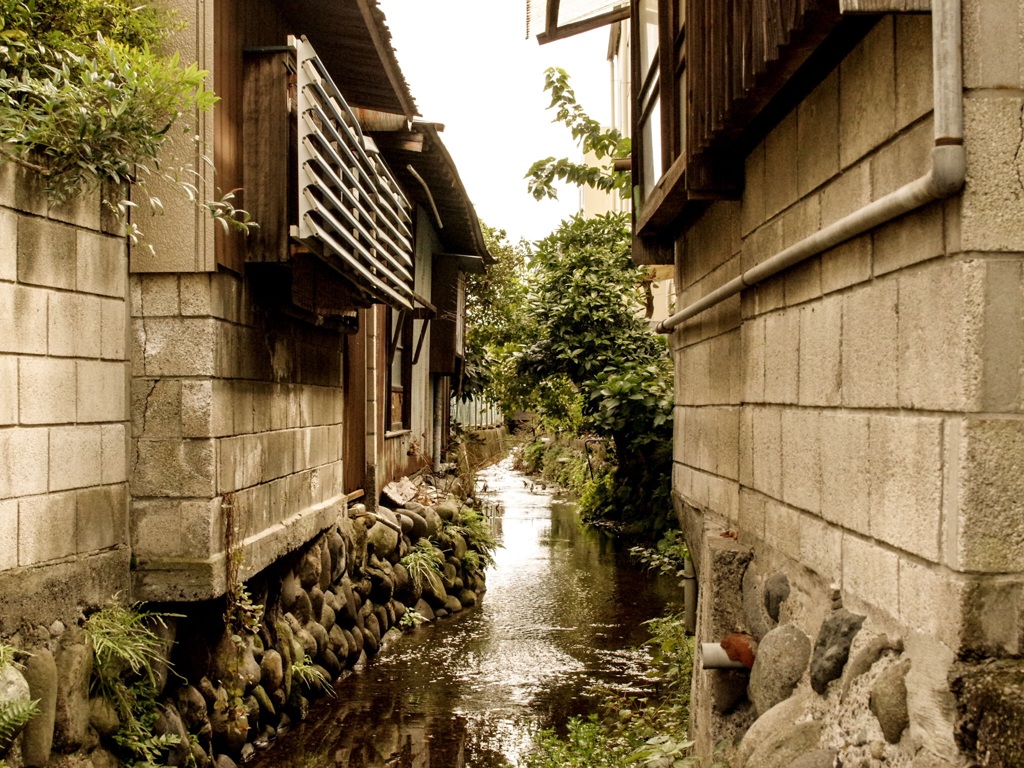 街を流れる小川