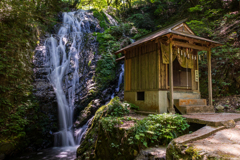 白糸神社と白糸の滝