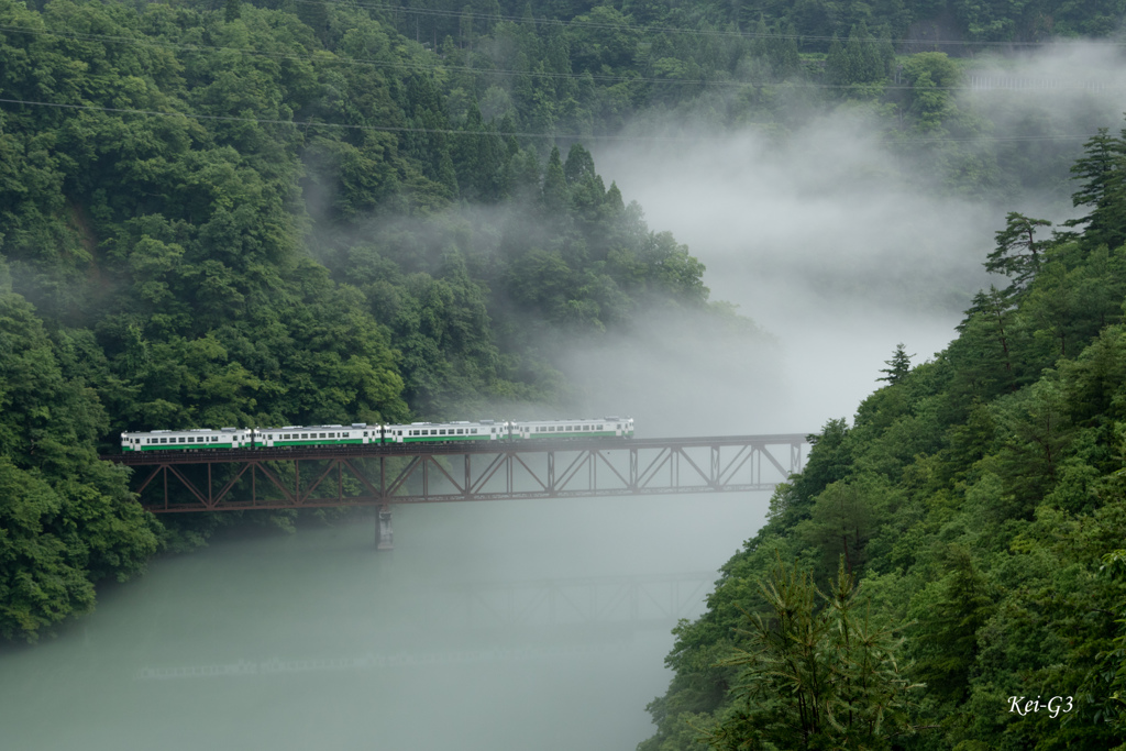 山間の静かな朝