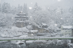 雪にかすむ円蔵寺