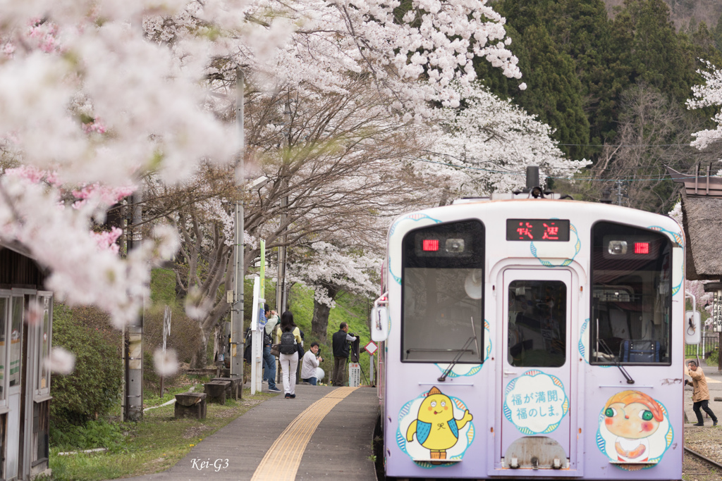 小さな駅の春