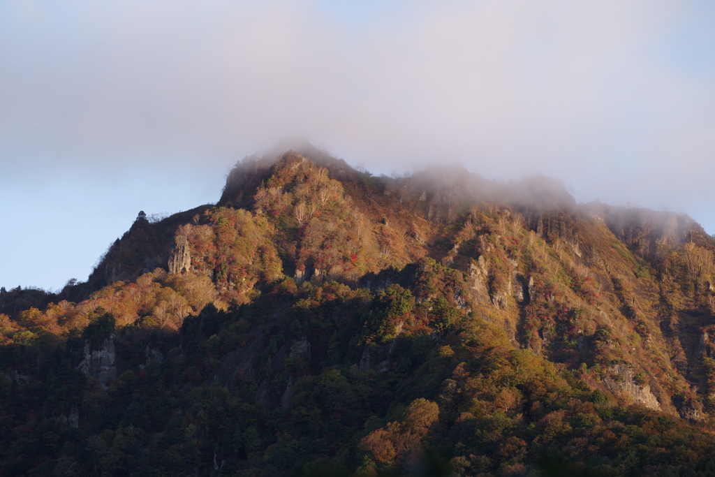 朝日に照らされて戸隠山